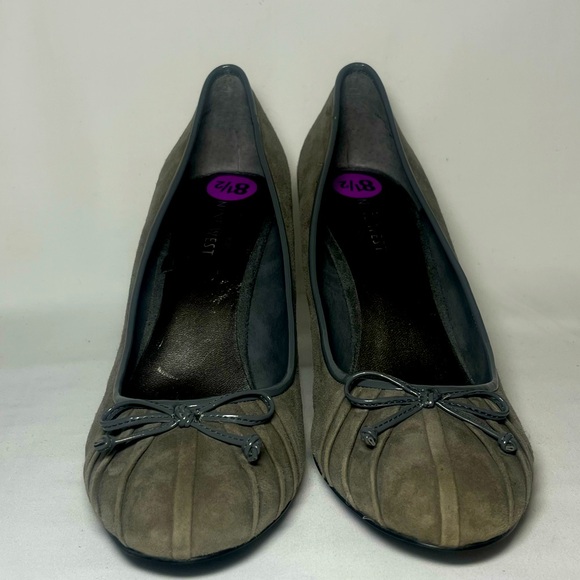 Nine West Gray Suede Pleated Rounded Toe Leather Bow Heels Pumps Size 8.5 - Picture 3 of 9